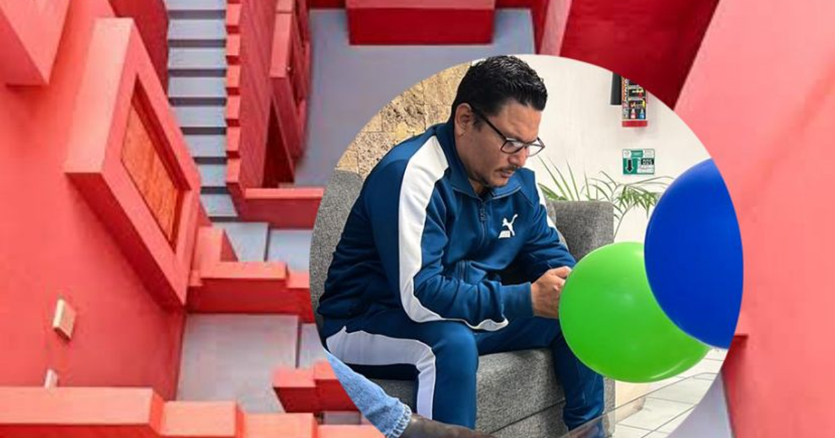 Persona en sofá frente a la Muralla Roja de Calpe con globos de colores