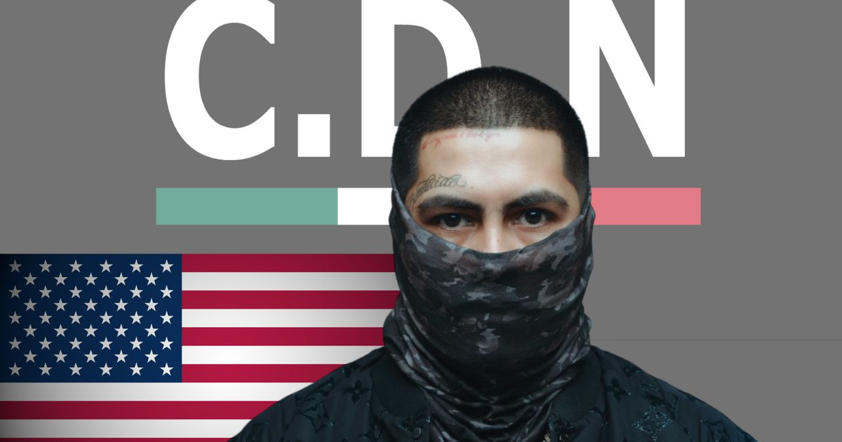 Persona enmascarada con fondo de banderas de EE.UU. y México y texto 'C.D.N.'