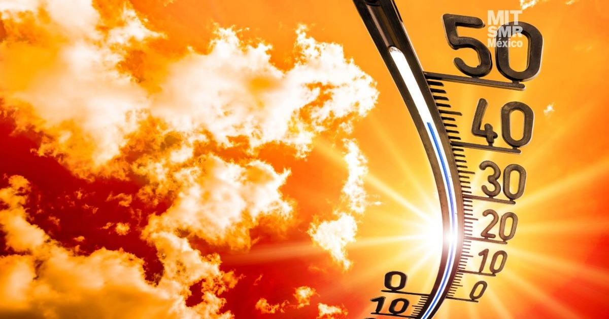 Termómetro marcando 50 grados con cielo anaranjado y nublado, reflejando ola de calor en Sinaloa.