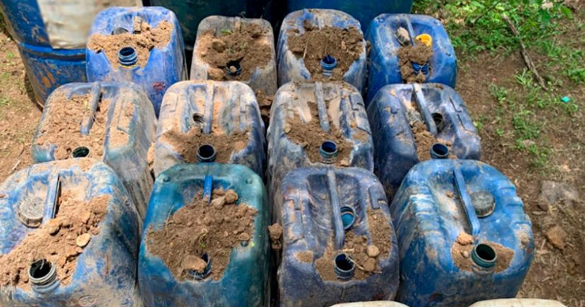 Tanques de plástico azul enterrados en Culiacán durante operativo antidrogas.
