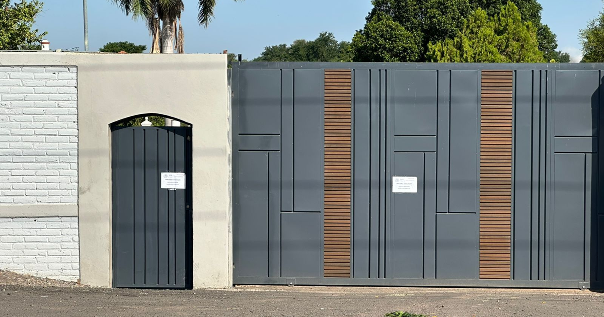 Puerta gris arqueada y panel grande en operativo militar en Guasave