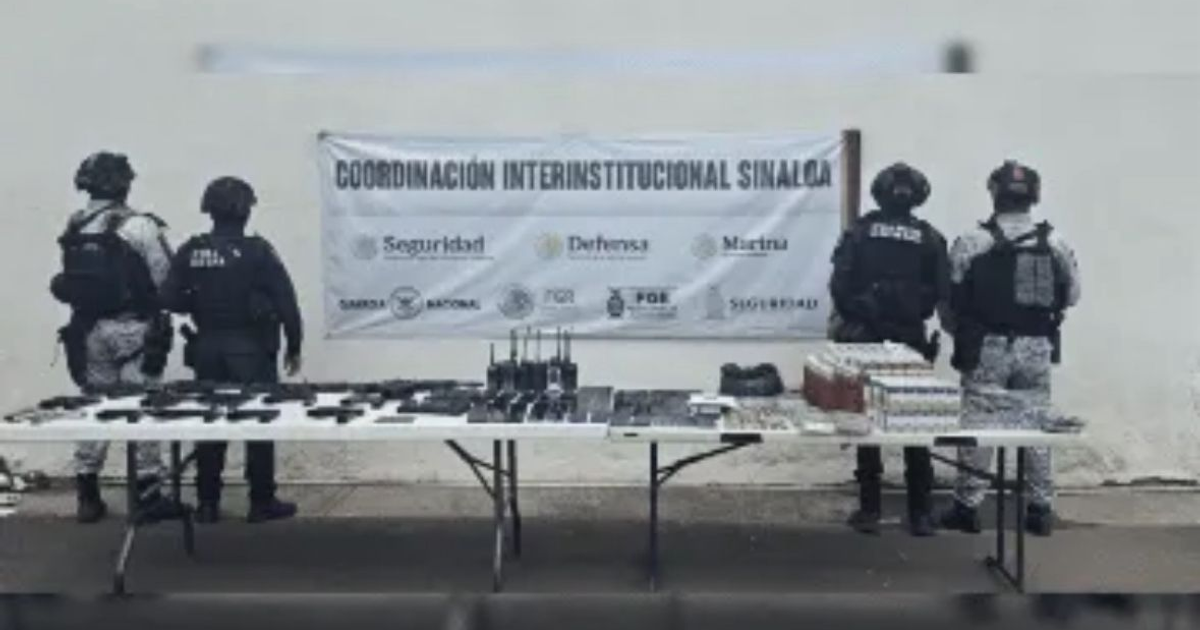Fuerzas de seguridad en operativo penitenciario en Aguaruto, Culiacán, con armas decomisadas en mesa.