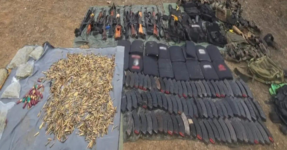 Arsenal incautado en Concordia: rifles AK-47, municiones y equipo táctico.