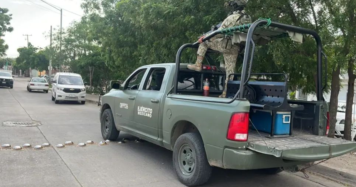 Camioneta del ejército mexicano con soldado armado en operativo en San Luis
