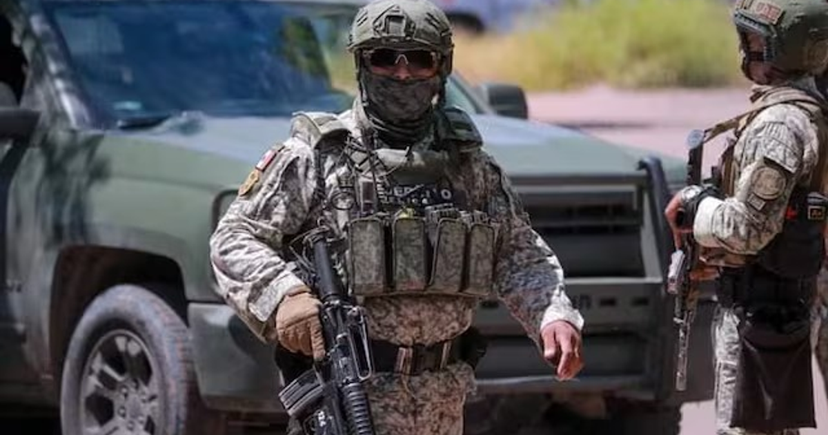 Soldados en operativo militar en Culiacán con vehículo táctico de fondo