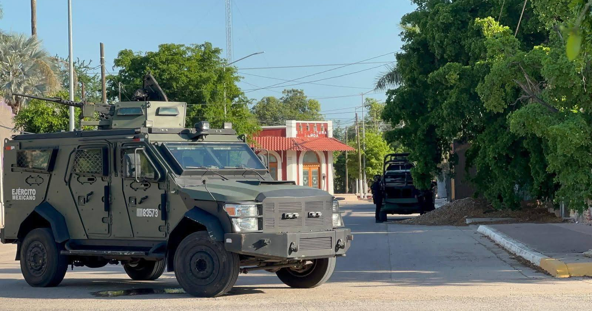 Vehículo blindado del Ejército Mexicano en operativo en Guasave, Sinaloa.