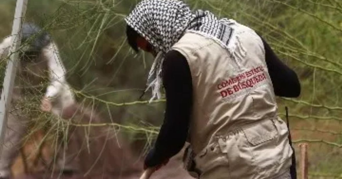 Persona con chaleco de 'Comisionistas de Búsqueda' en entorno natural