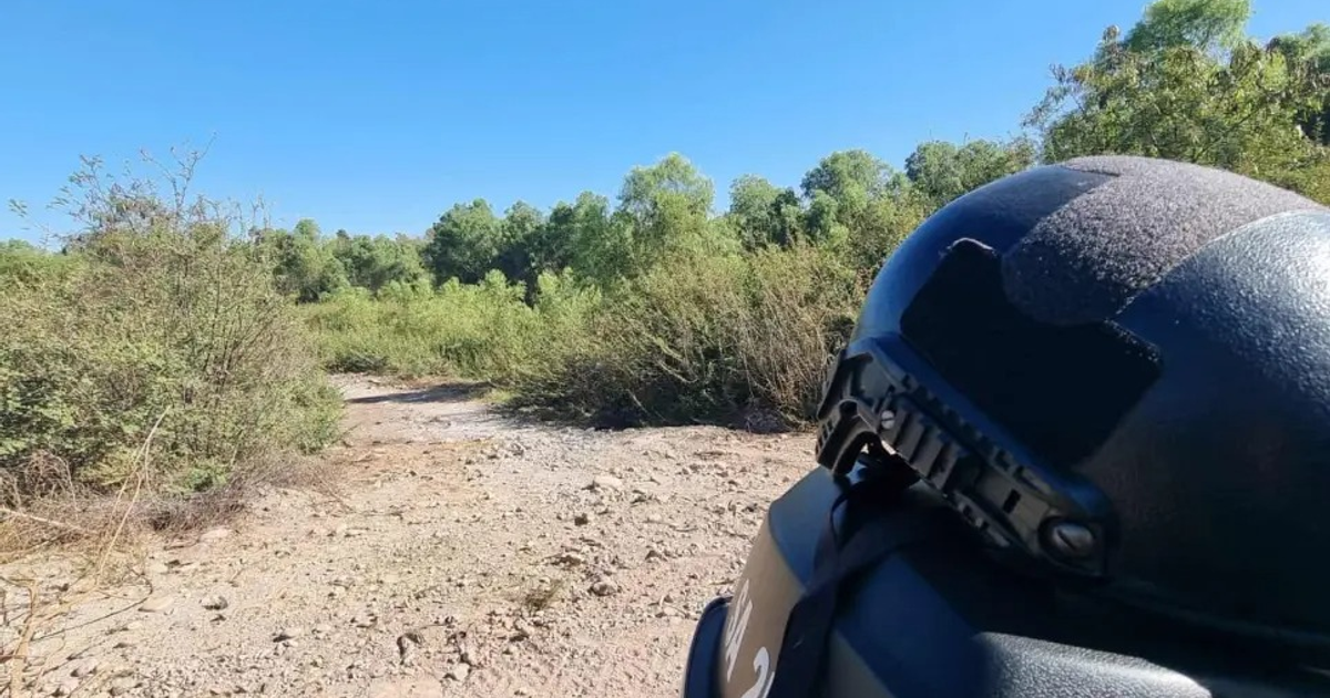 Paisaje natural en Culiacán con casco de seguridad en primer plano, relacionado con el hallazgo de osamenta en colonia Mezquitillo.