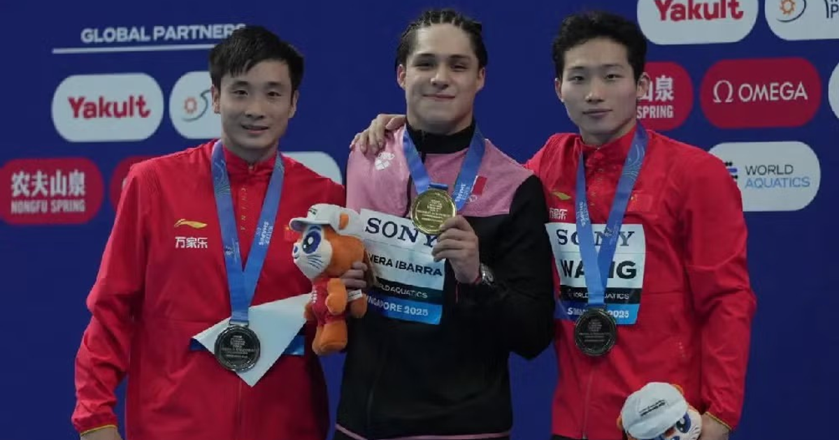 Osmar Olvera en el podio con medalla de oro en el Mundial de Deportes Acuáticos 2025, junto a Yuan Cao y Zongyuan Wang.