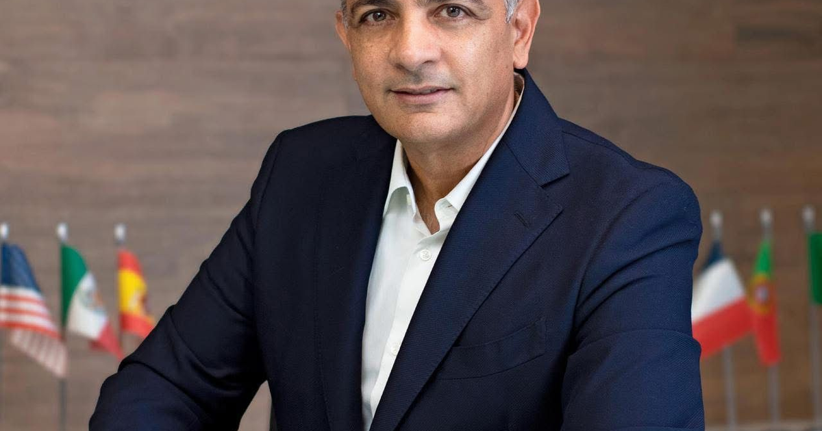 Persona frente a banderas internacionales en el contexto del Parque Aeroespacial MZT