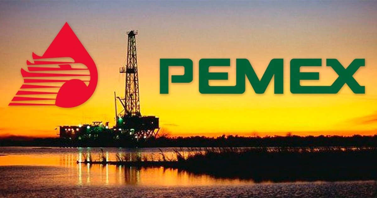 Plataforma de perforación de Pemex al atardecer con logotipo y nombre de la empresa.