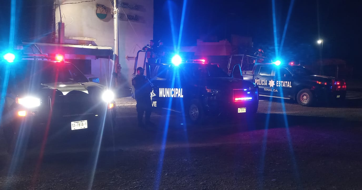 Vehículos policiales con luces intermitentes en operativo nocturno en Guasave
