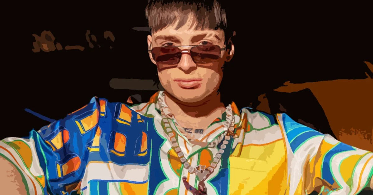 Autorretrato de Peso Pluma con camisa colorida y gafas de sol en fondo oscuro.