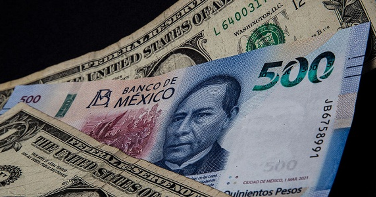 Billete de 500 pesos mexicanos y billetes de un dólar sobre fondo negro, simbolizando la apreciación del peso frente al dólar.