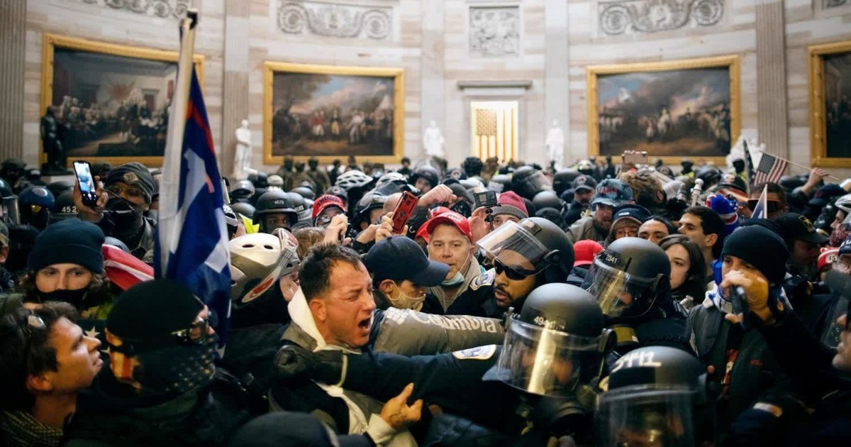 Grupo de personas en confrontación en Washington D.C. tras anuncio de Trump sobre federalización policial.