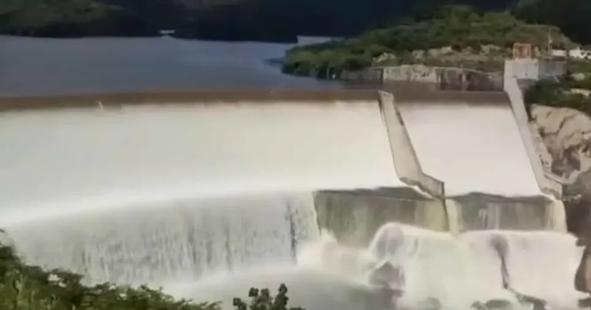 Desfogue de la presa Picachos en Mazatlán con agua fluyendo en cascada