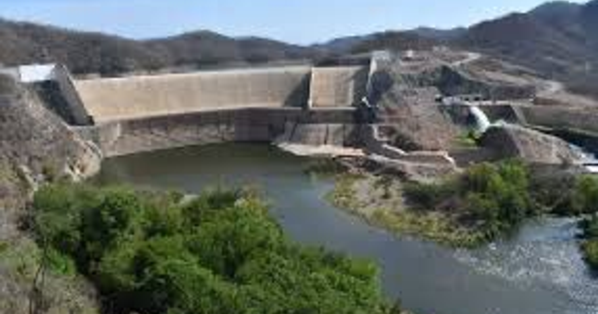 Imagen de la presa Picachos en Sinaloa con estructura de concreto y embalse lleno, rodeado de vegetación y montañas.