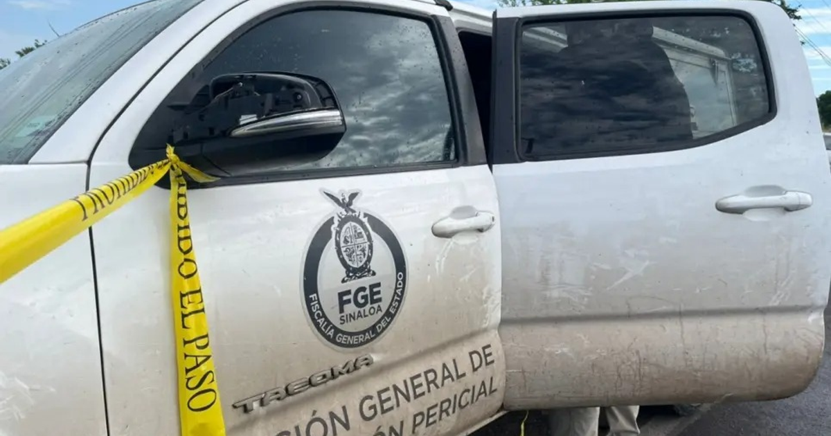 Camioneta de la Fiscalía de Sinaloa con cinta de 'PROHIBIDO EL PASO' en escena de investigación.