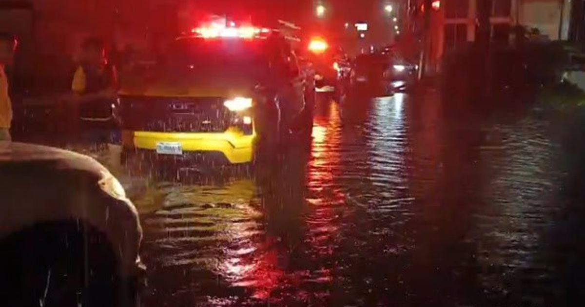 Vehículo de emergencia en calles inundadas de Culiacán durante rescate nocturno