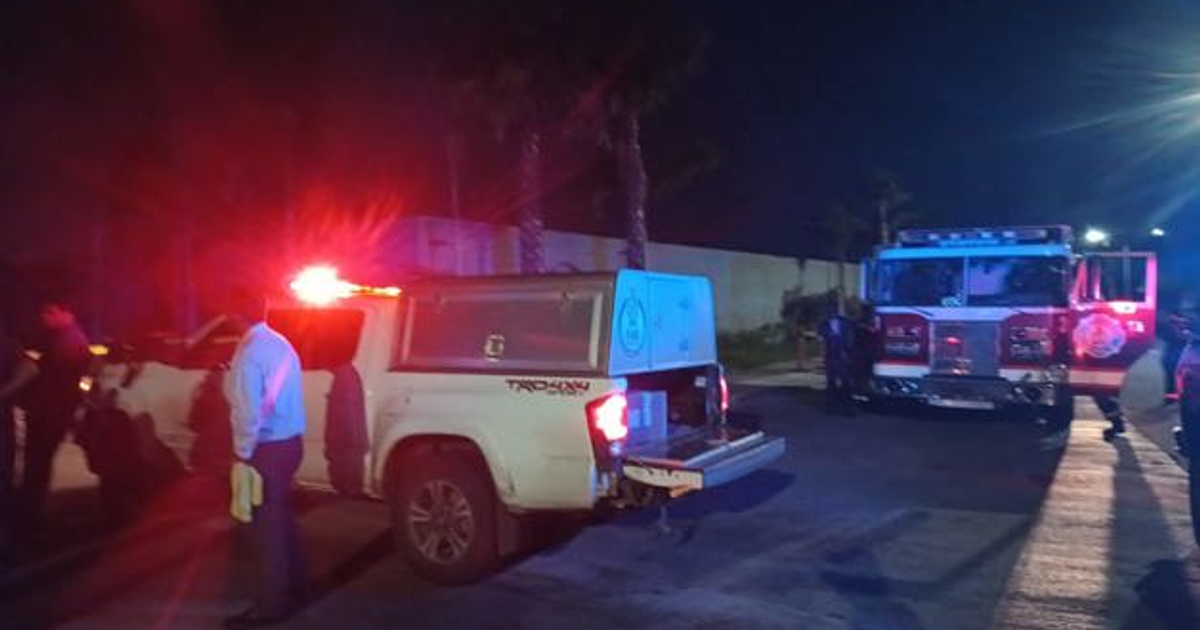 Vehículos de emergencia en Culiacán durante la noche, atendiendo un colapso de puerta de acero en instalaciones deportivas.