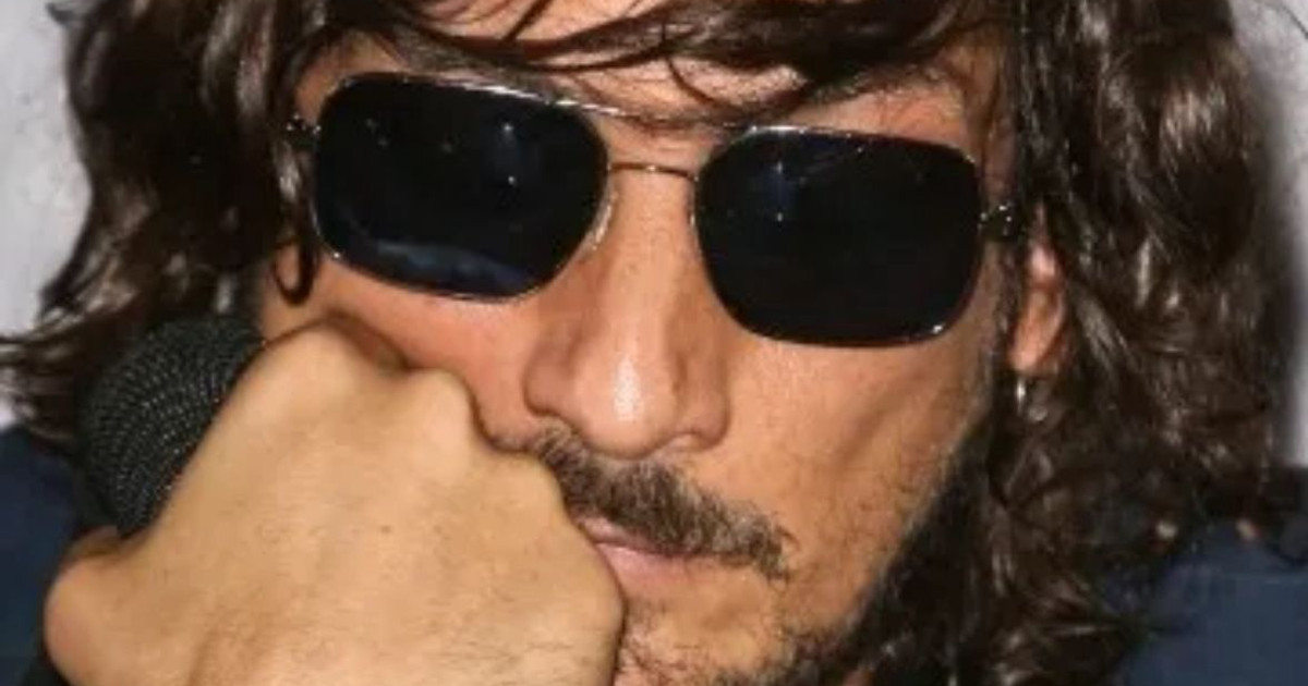 Hombre con cabello rizado y gafas de sol sosteniendo un micrófono, vinculado a la denuncia de León Larregui por racismo en Air France.