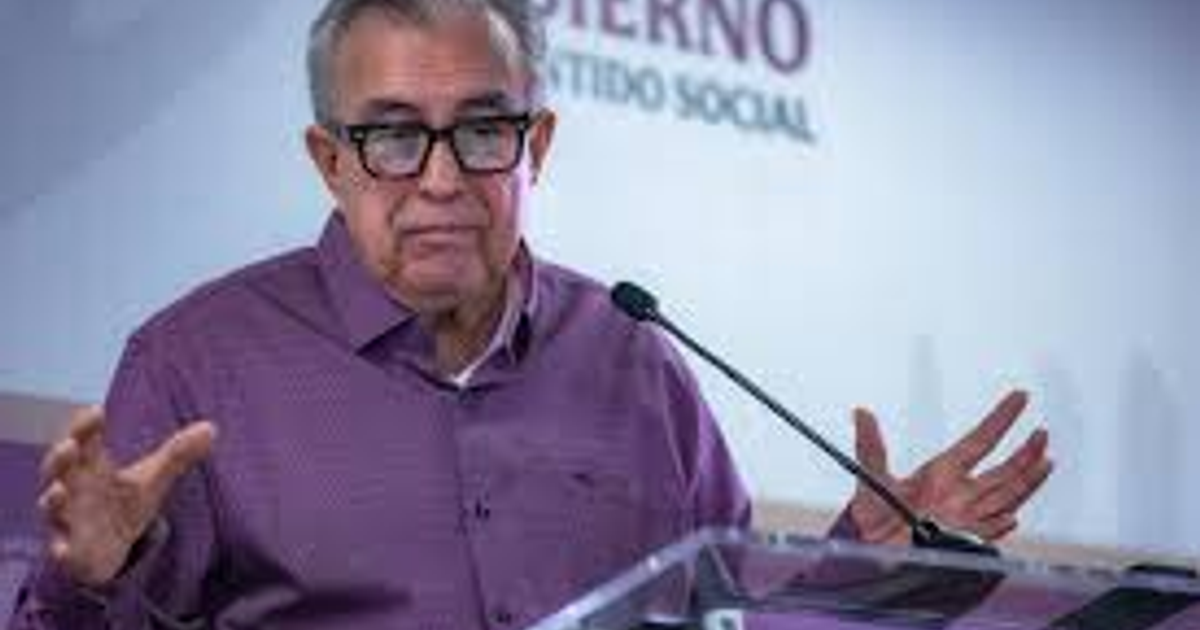 Hombre hablando en conferencia sobre reclutamiento juvenil en Sinaloa