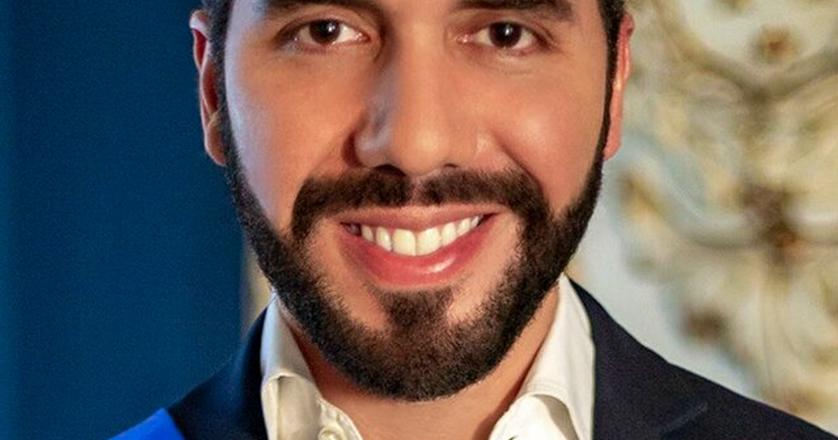 Hombre sonriente con barba y abrigo oscuro, relacionado con la reforma constitucional en El Salvador.