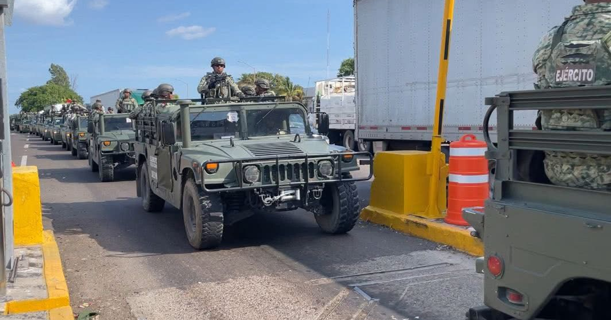 Fila de Hummers militares con soldados en carretera durante operación en Sinaloa