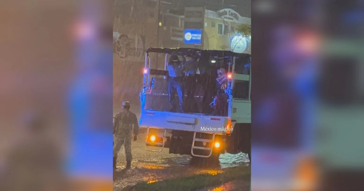 Camión de la Guardia Nacional bajo la lluvia en Mazatlán durante operativo de rescate