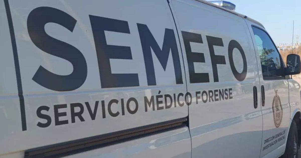 Furgoneta del SEMEFO en Culiacán tras hallazgo de restos óseos