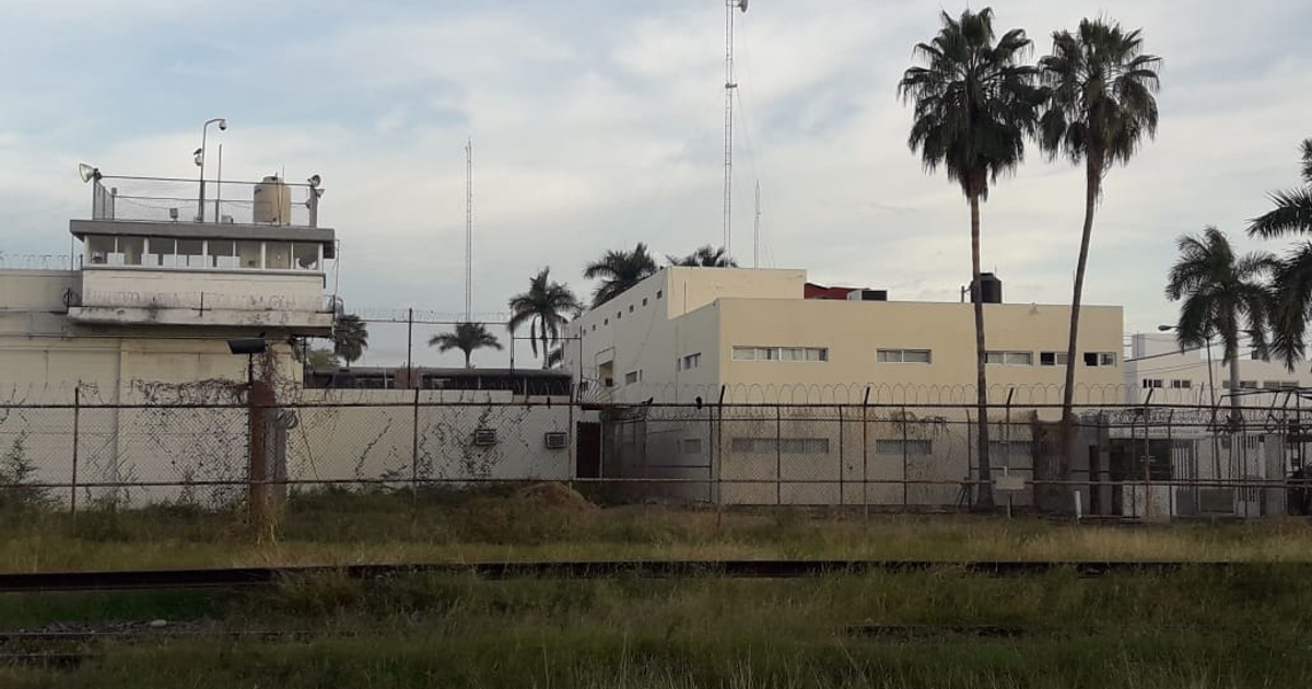 Vista del penal de Aguaruto con torres de vigilancia y cercas de alambre de púa, rodeado de vegetación y palmeras.