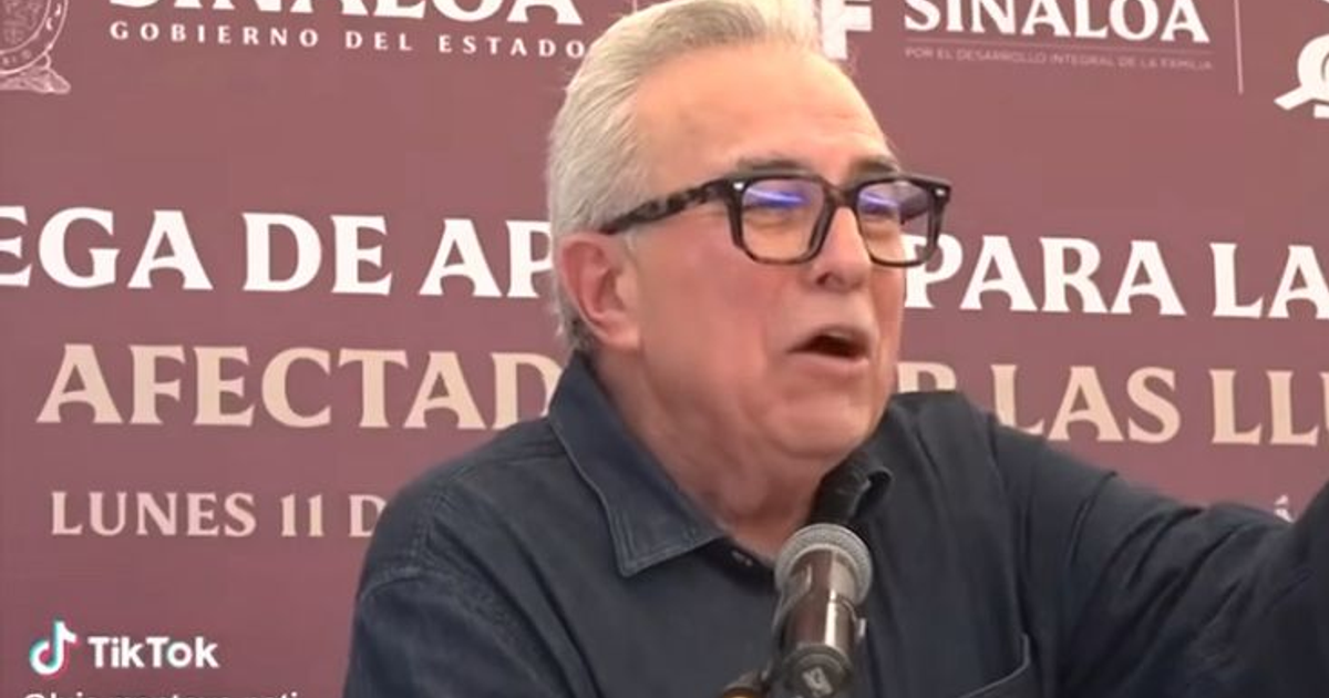 Persona hablando en conferencia sobre seguridad en Sinaloa tras incidente en Aguaruto
