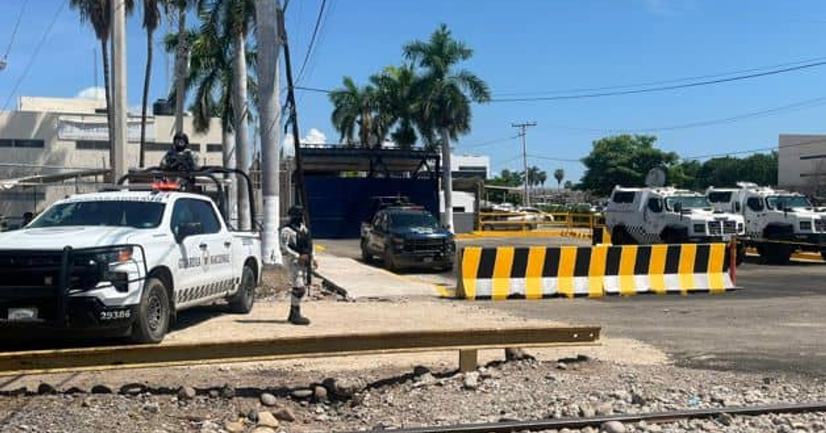 Operativo de seguridad en Culiacán con vehículos blindados y barricada en carretera