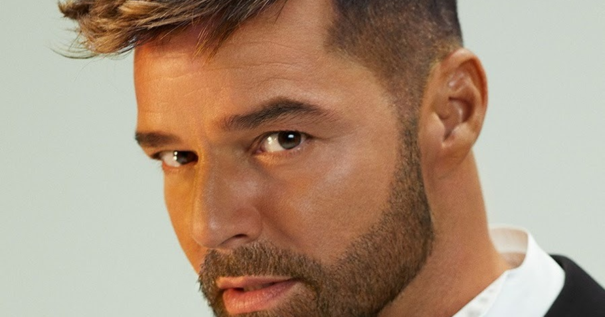 Retrato de un hombre con peinado moderno y barba, vinculado a la premiación de Ricky Martin en los MTV VMA.