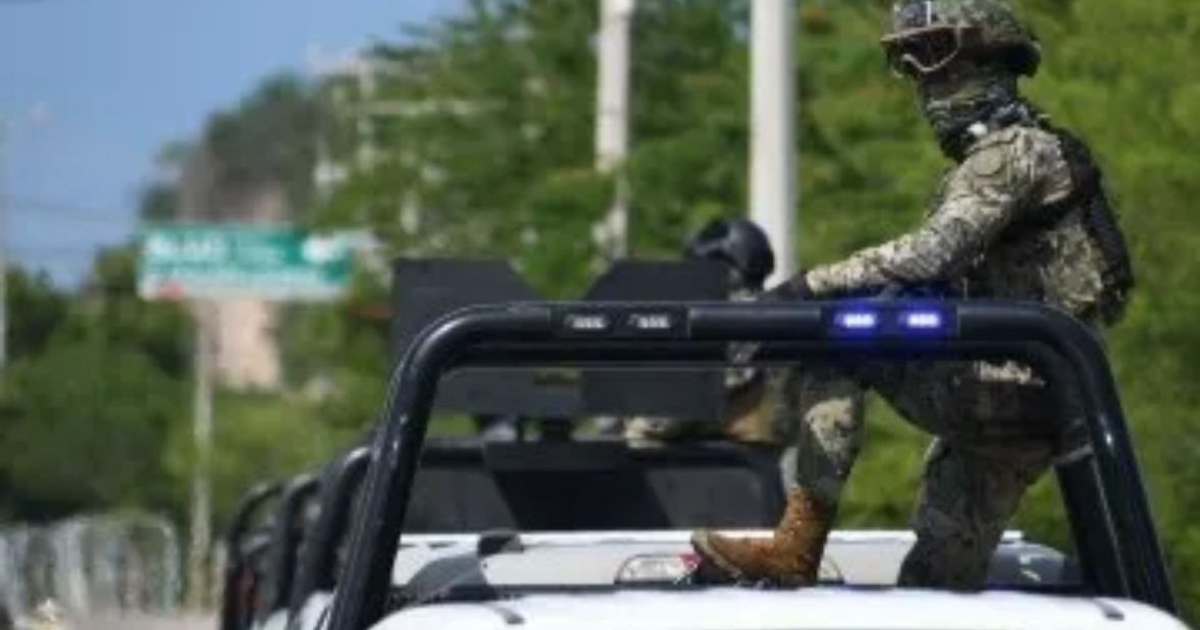 Soldado del Ejército Mexicano en vehículo militar en Mazatlán