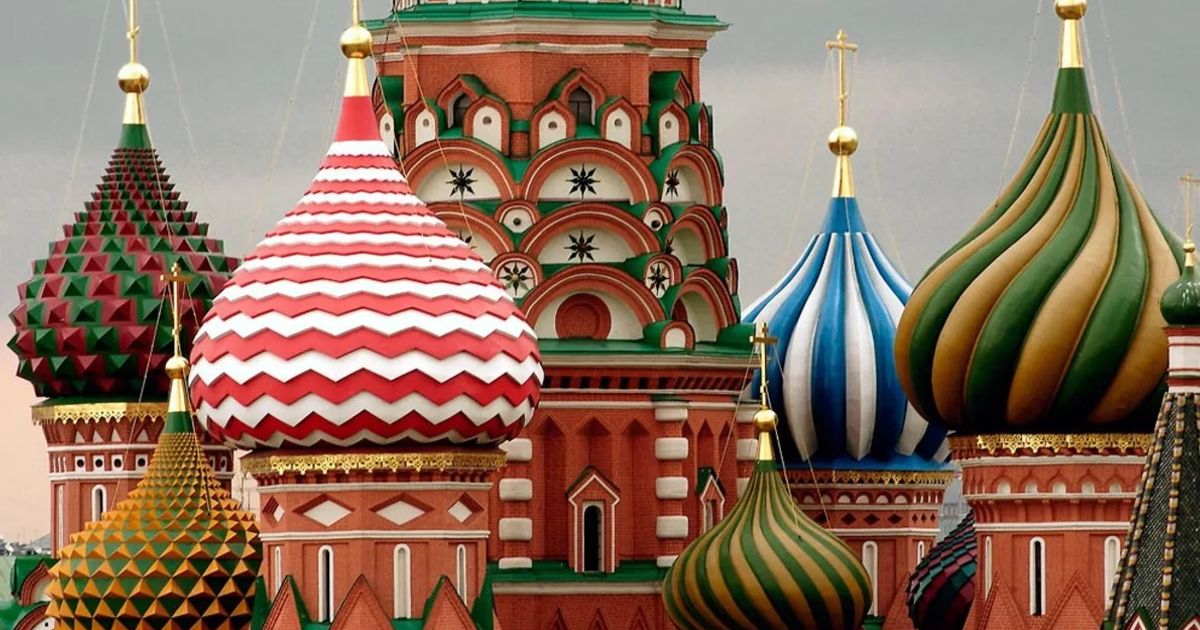 Cúpulas coloridas de estilo ruso en Kiev, Ucrania, con patrones elaborados y colores vibrantes.