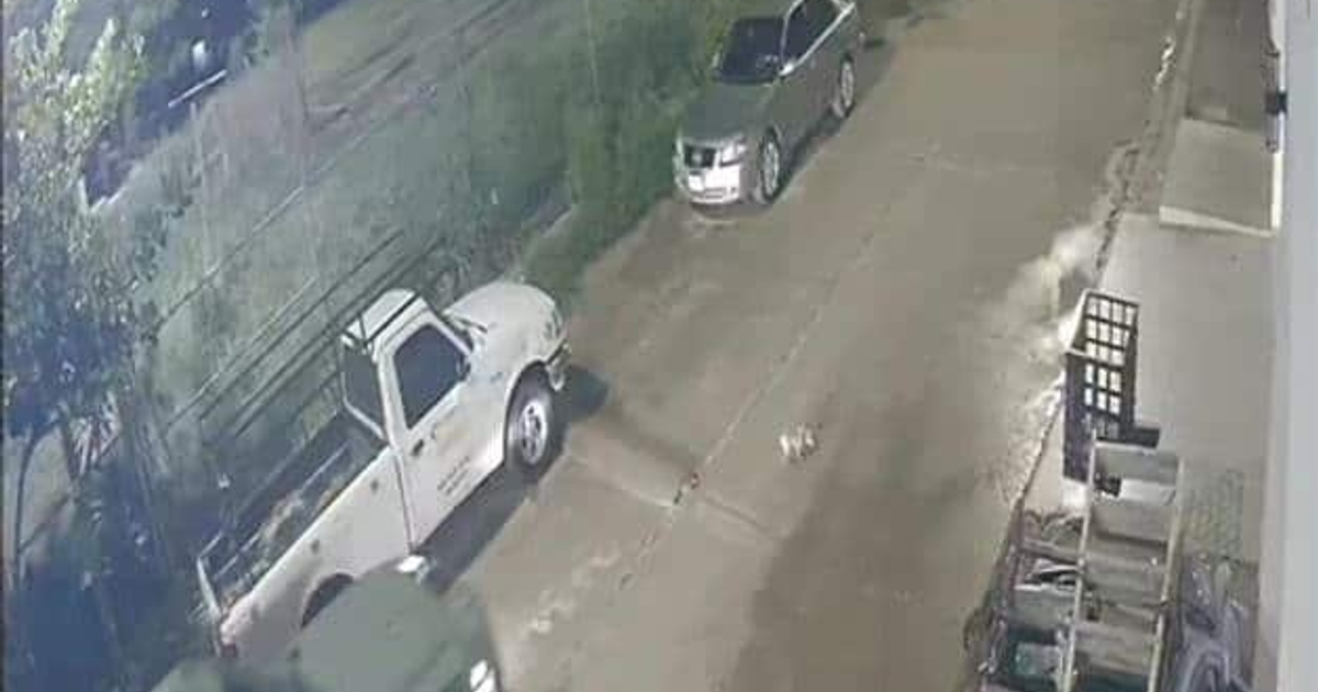 Calle solitaria en Culiacán con vehículos estacionados y posible evidencia de atropello