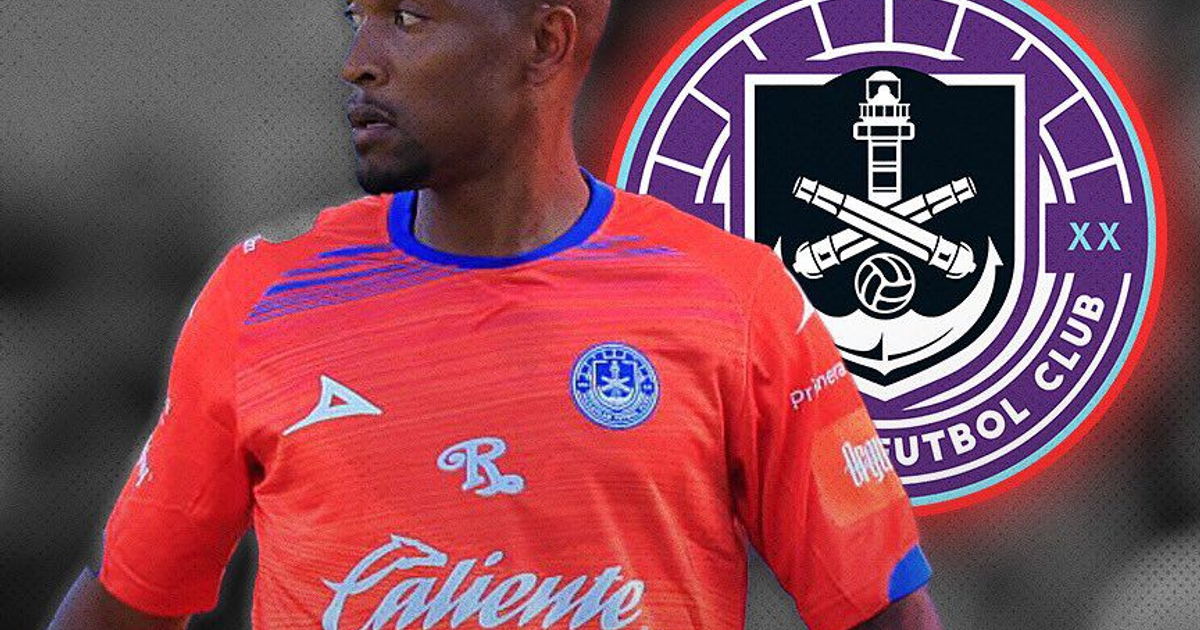 Samir Caetano con camiseta naranja y logotipo de club de fondo, transferencia a Al-Najma.