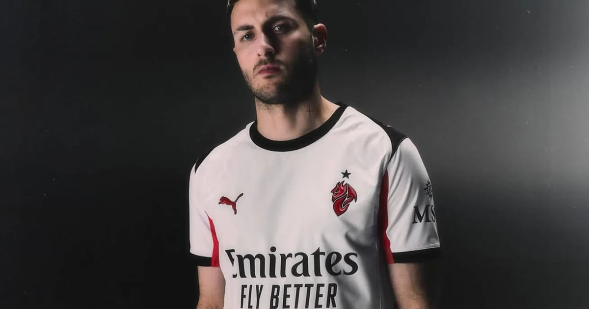 Santiago Giménez con camiseta del AC Milan, logo de Puma visible, fondo oscuro.