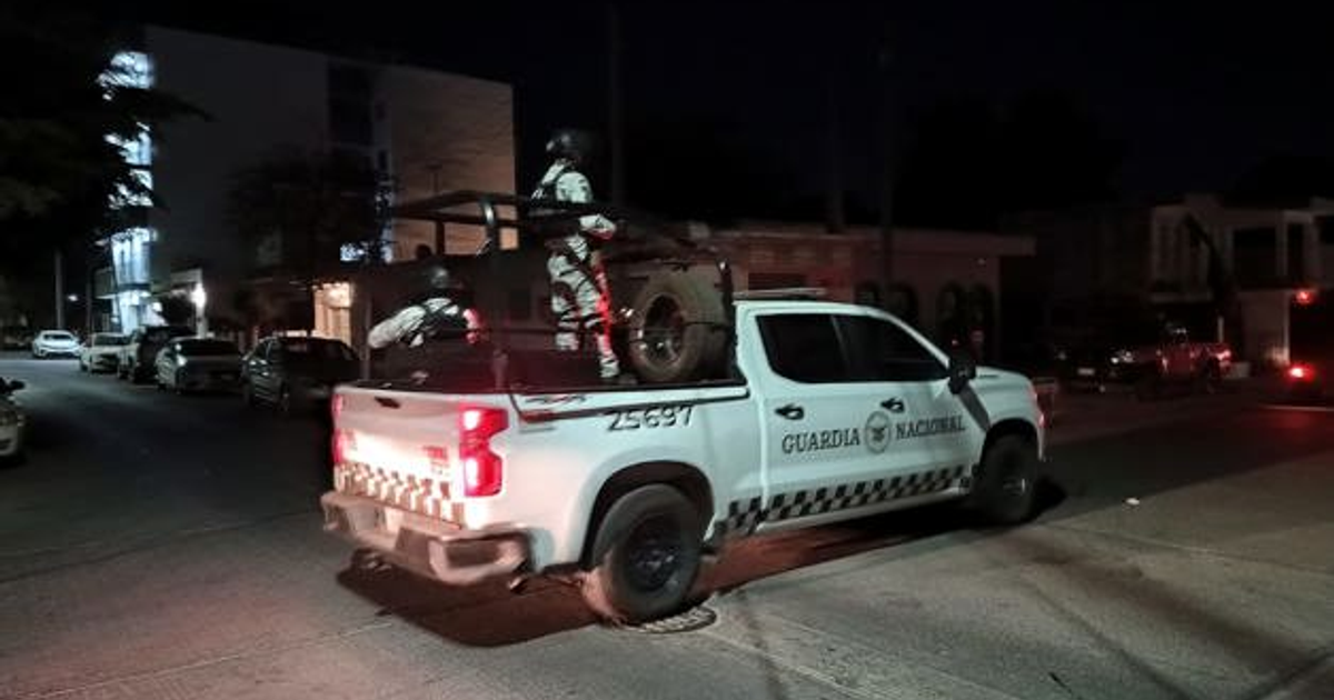 Camioneta de la Guardia Nacional en patrulla nocturna en Culiacán