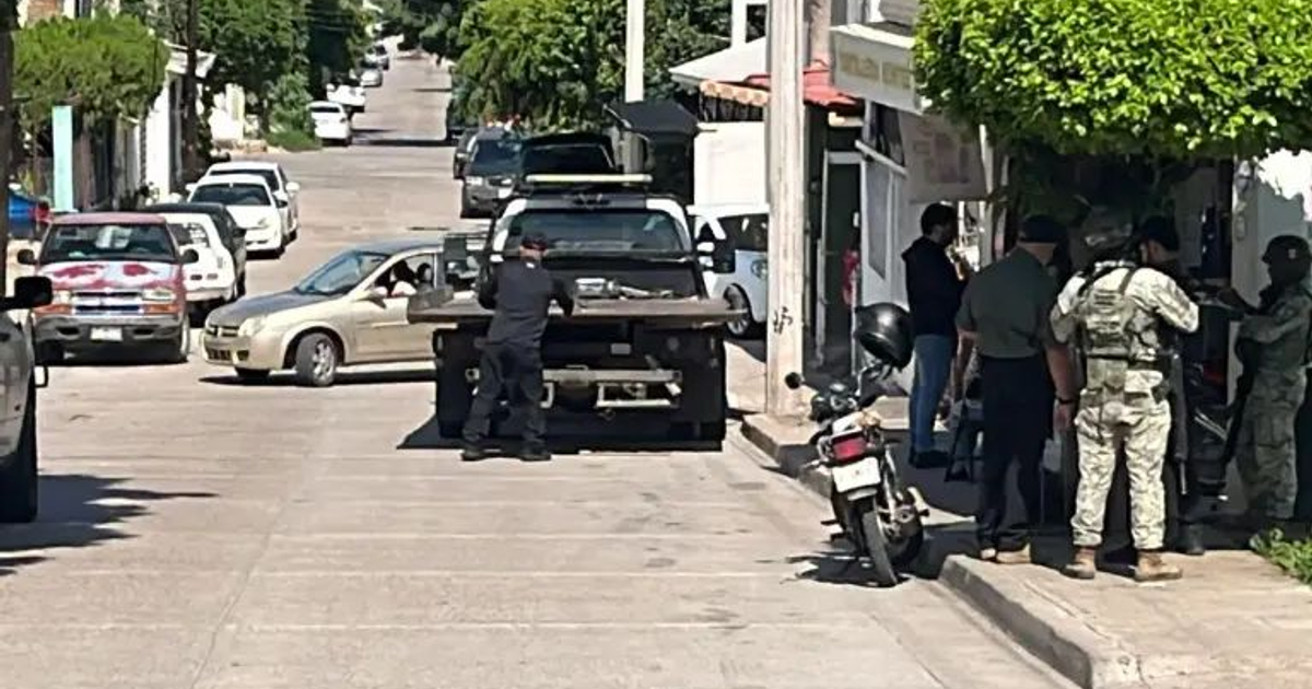 Calle en Culiacán con vehículos y personal de seguridad tras un incidente de privación de libertad.