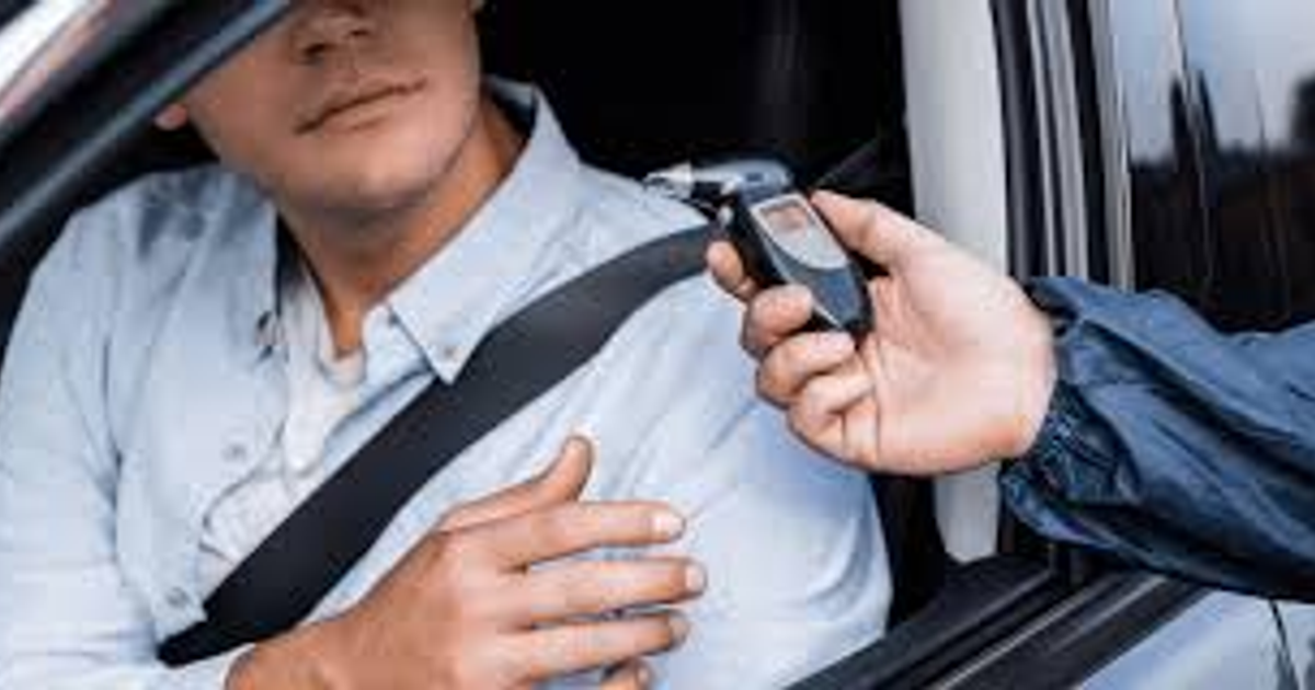 Hombre en vehículo sometido a control de sobriedad con alcoholímetro en Cuauhtémoc.