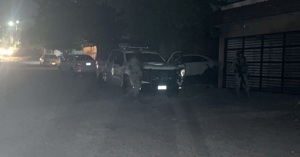 Operativo nocturno en Culiacán con vehículos policiales y agentes de seguridad tras secuestro.