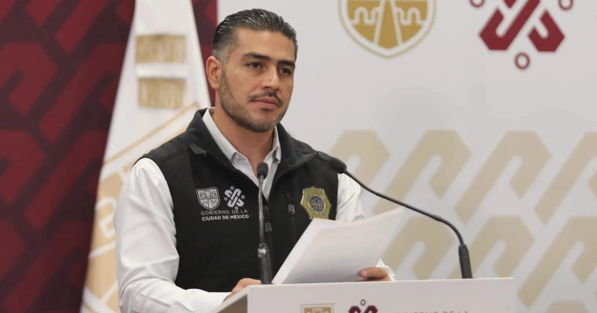 Hombre hablando en evento oficial sobre convenio Sedena-Gobierno de Sinaloa para capacitación policial