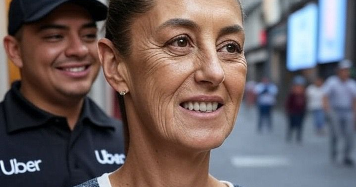 Mujer sonriendo en la calle con trabajador de Uber detrás, simbolizando la cobertura de seguridad social para trabajadores de aplicaciones en México.