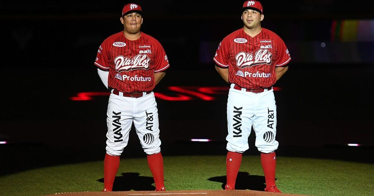 Jugadores de los Diablos Rojos de México en el campo de béisbol