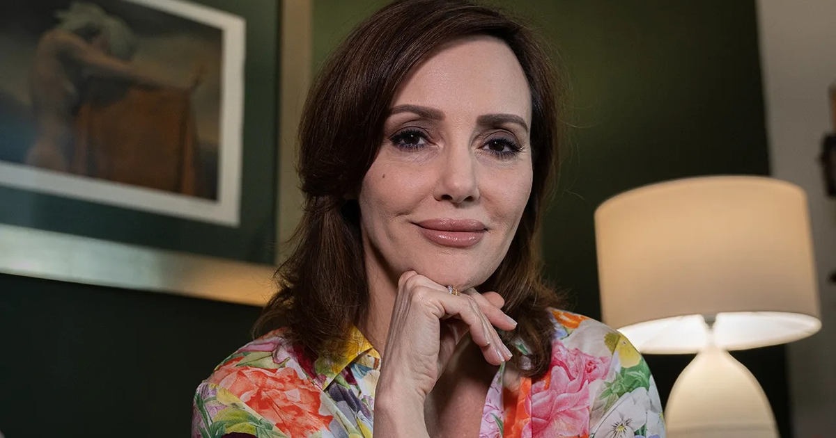 Persona con blusa colorida en entorno decorativo, relacionada con iniciativa legal sobre sexo biológico.