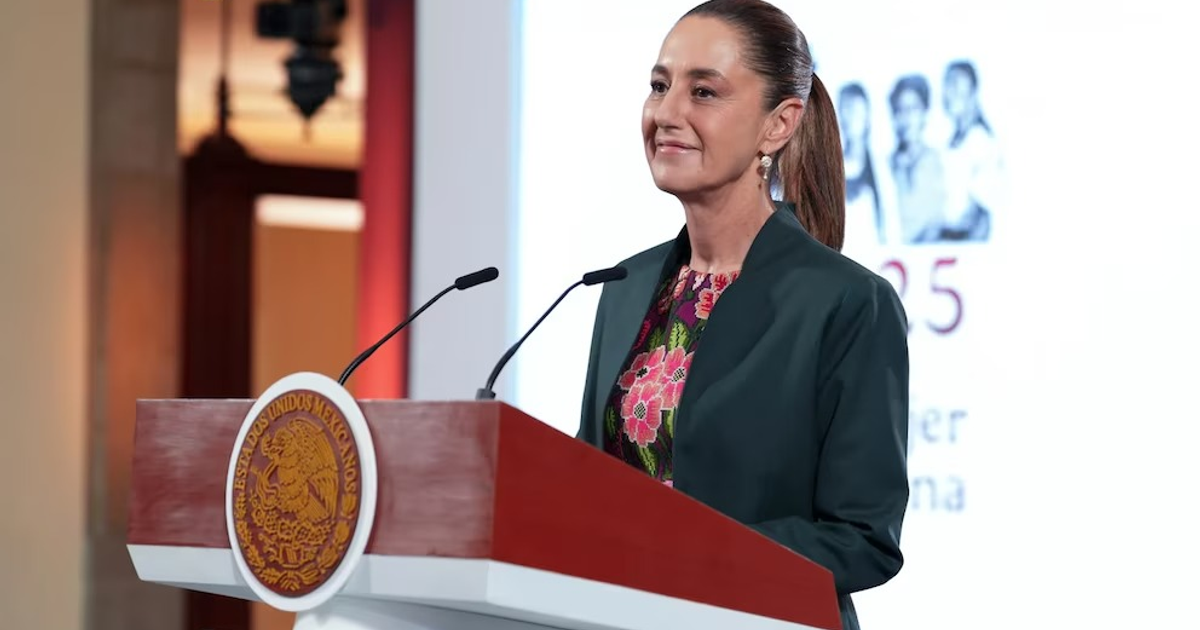 Claudia Sheinbaum hablando en un podio sobre la agresión en el Senado