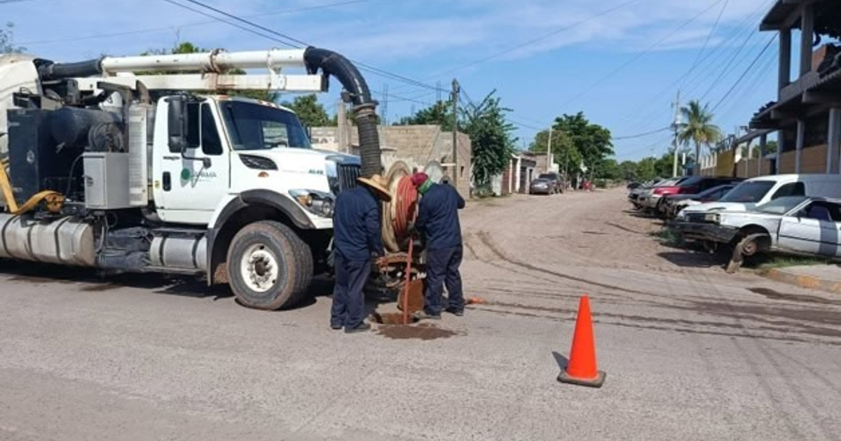 Camión de mantenimiento de JAPAMA con trabajadores en una calle urbana, relacionado con el tandeo de agua en Ahome, Sinaloa.