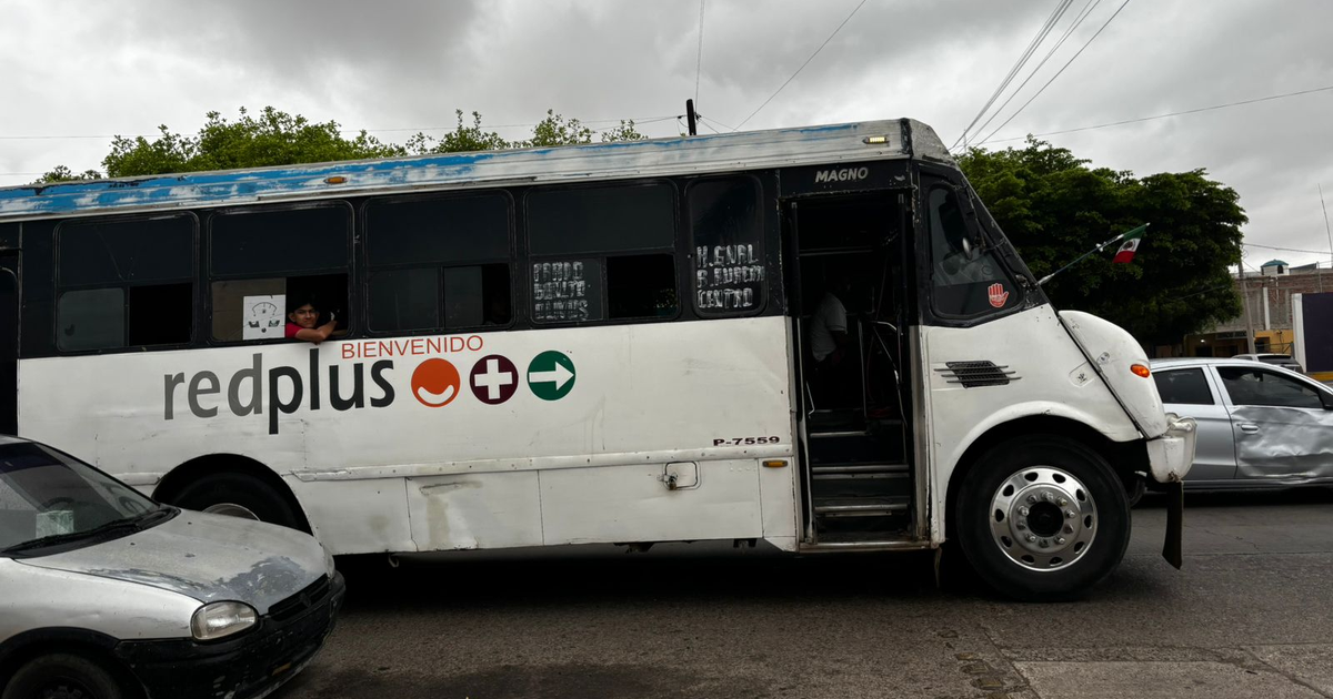 Autobús de Redplus en Sinaloa con un niño asomado por la ventana, reflejando la crisis del transporte público.